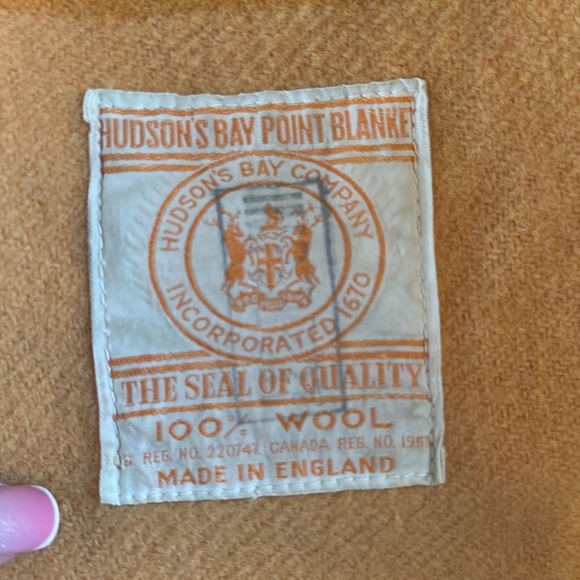 Hudson's Bay Company 60" x 86" Twin 3.5 Point Blanket cutter hole/staining - Picture 13 of 13